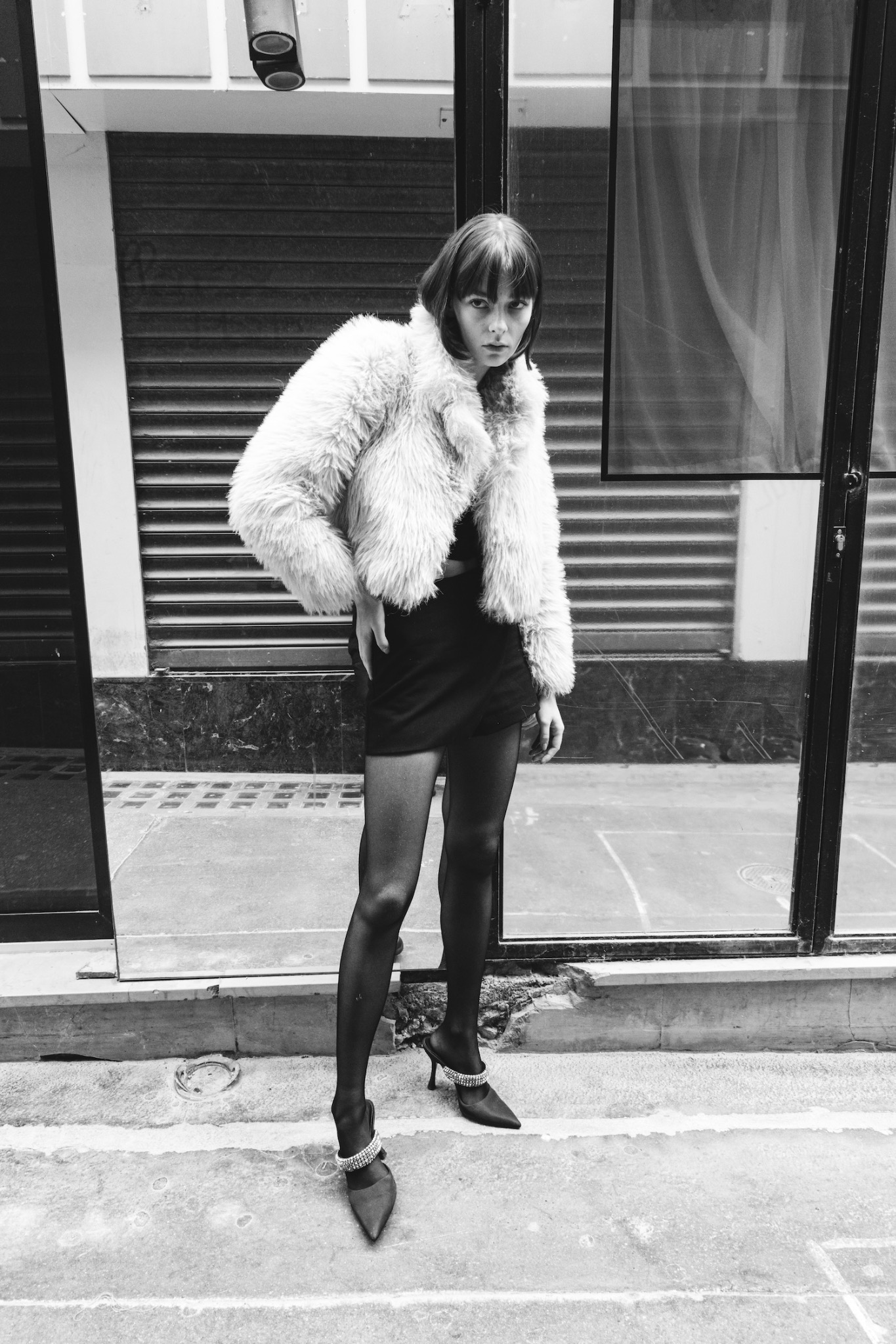 Silhouette de mode en noir et blanc avec veste texturée