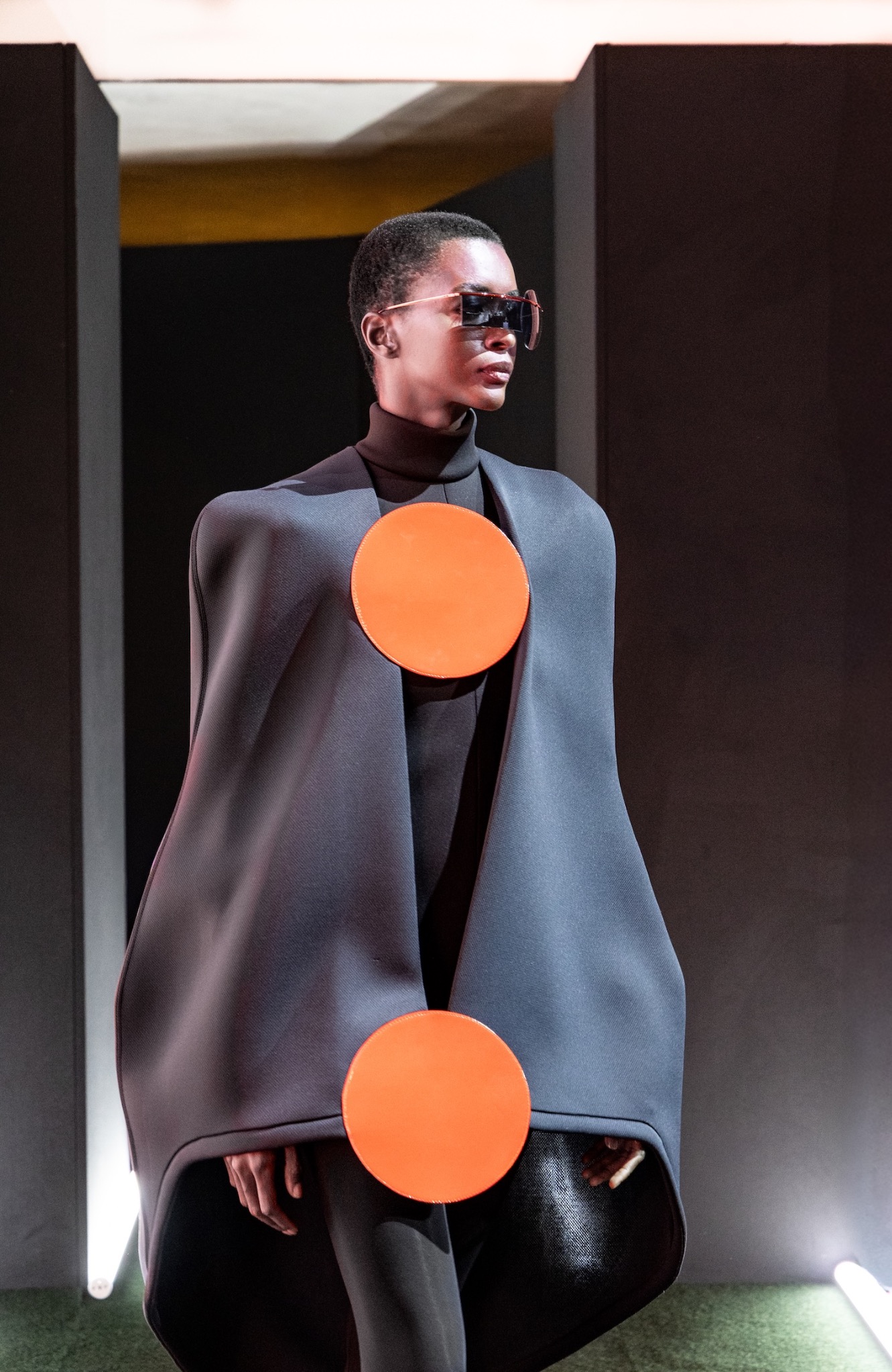Silhouette de défilé aux détails orange