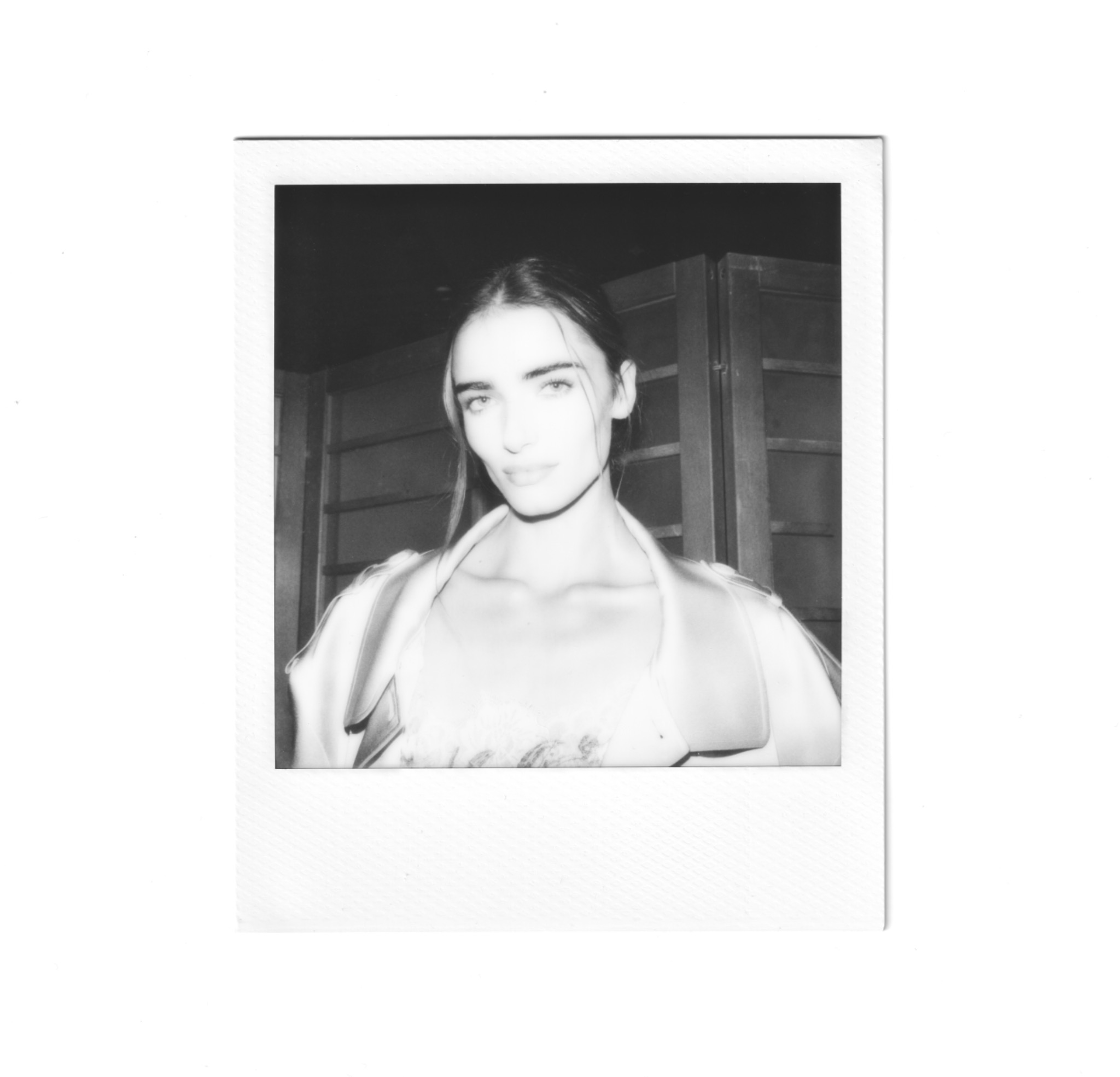 Portrait féminin au Polaroid en coulisses