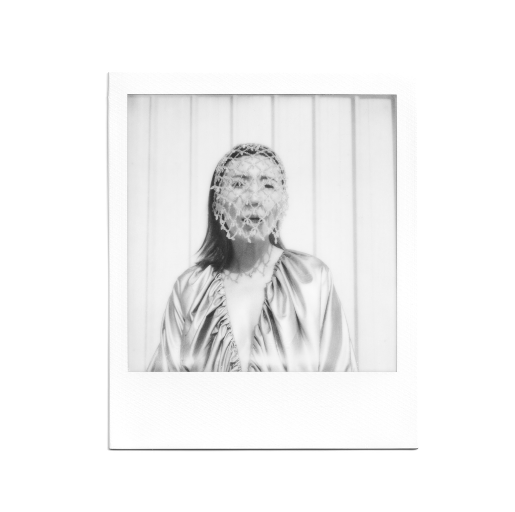 Portrait voilé de mode au Polaroid