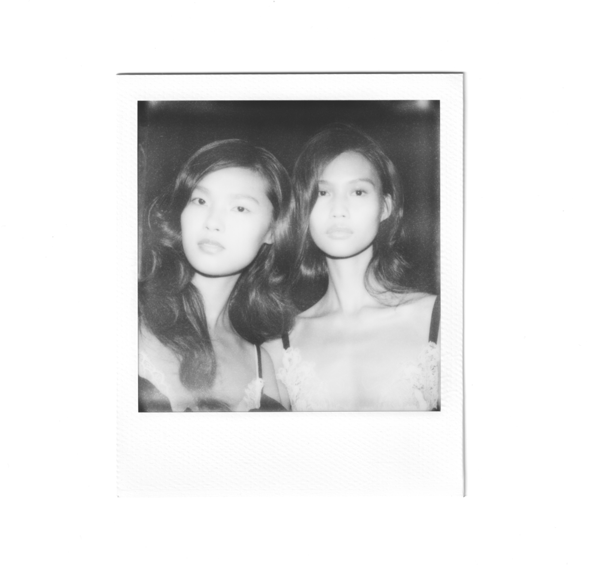 Deux mannequins photographiées ensemble au Polaroid