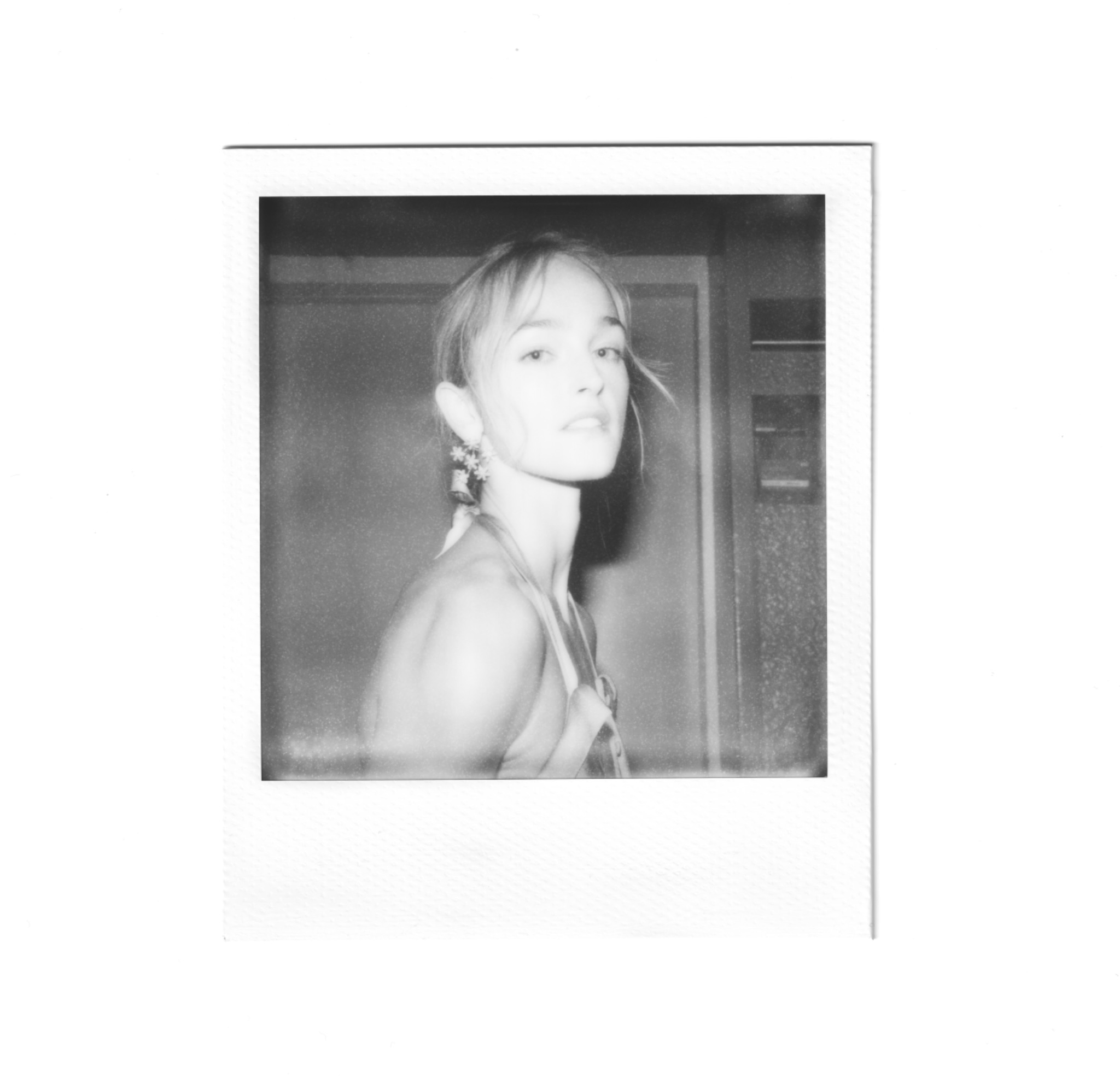 Portrait de profil au Polaroid avec boucles d’oreilles