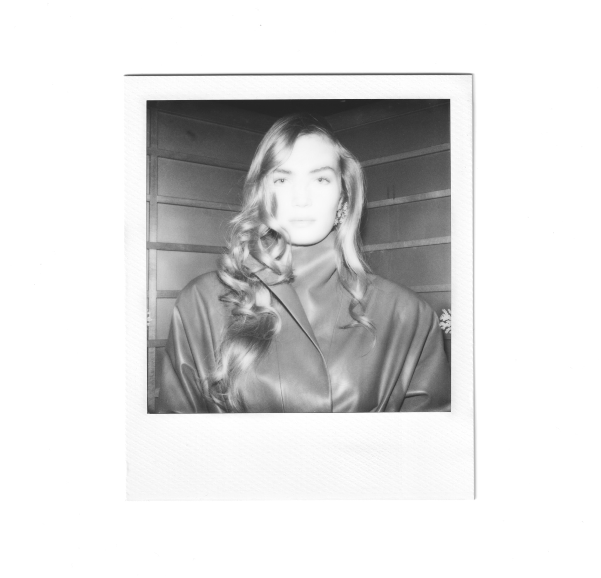 Portrait au Polaroid en veste structurée