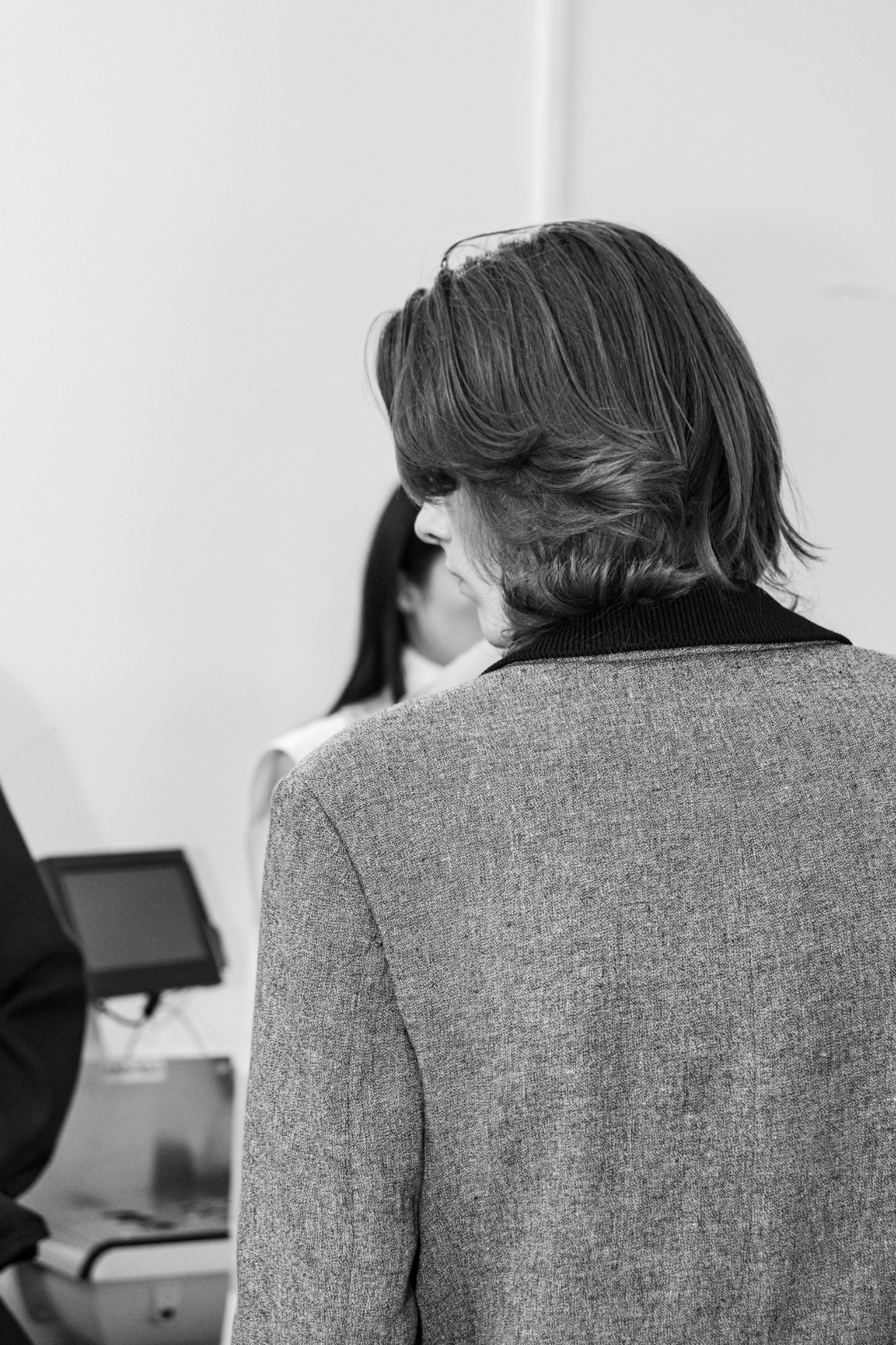 Préparation d’une mannequin dans les coulisses