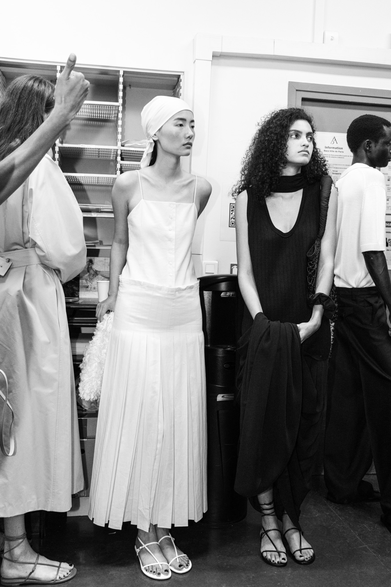Mannequins alignées dans les coulisses avant le défilé