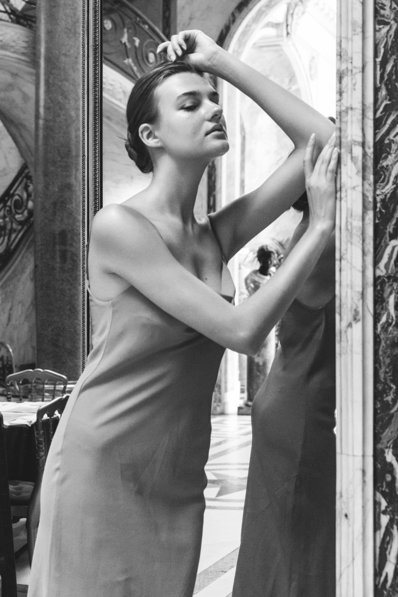 Portrait en robe devant un miroir